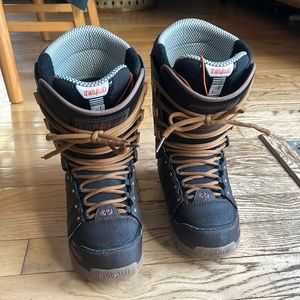 Men’s thirtytwo snowboard boots.